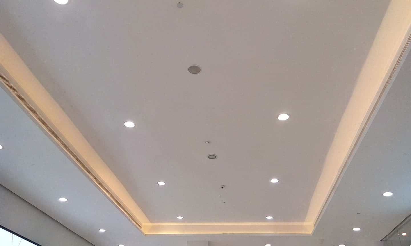 Spanndecke zur Selbstmontage: Erstellen Sie Ihre eigene Lichtdecke aus Matt, Glanz oder Satin