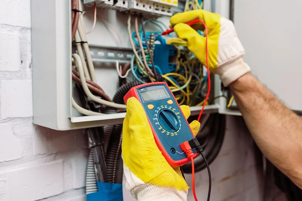 Prüfung ortsfester elektrischer Anlagen: Bedeutung für den Arbeitsschutz